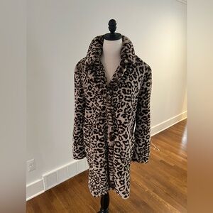 Teddy coat, 3 front buttons to close, side pockets, fun Cheetah print